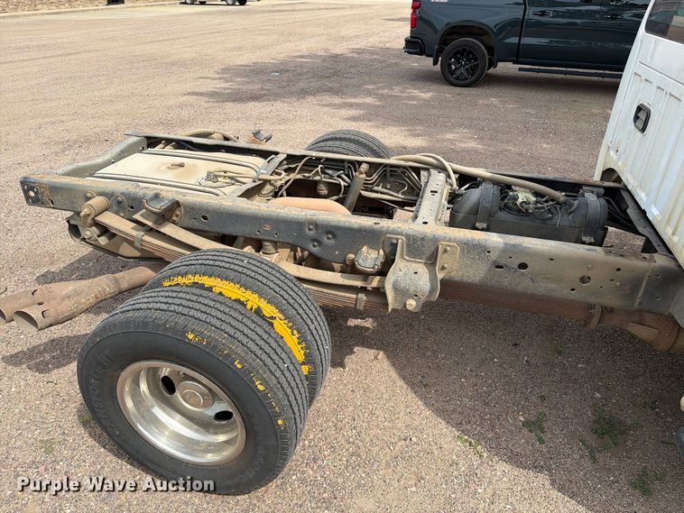 image for item FT6693 2013 Ford F350 Super Duty Crew Cab pickup truck cab and chassis