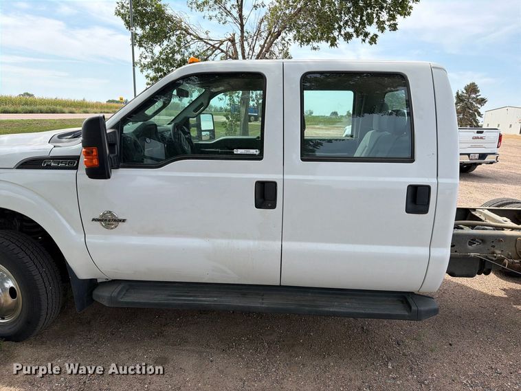 image for item FT6693 2013 Ford F350 Super Duty Crew Cab pickup truck cab and chassis