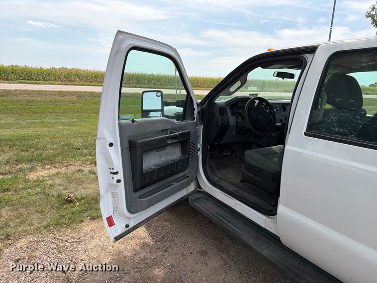 image for item FT6693 2013 Ford F350 Super Duty Crew Cab pickup truck cab and chassis