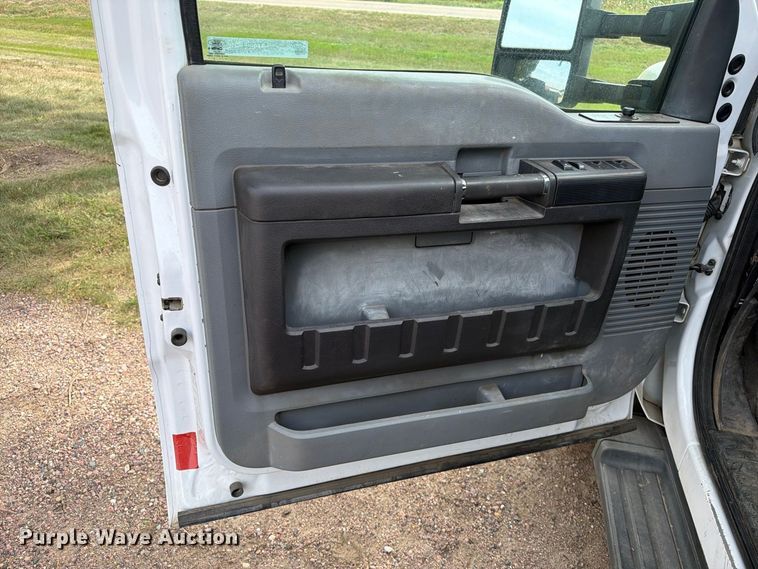 image for item FT6693 2013 Ford F350 Super Duty Crew Cab pickup truck cab and chassis