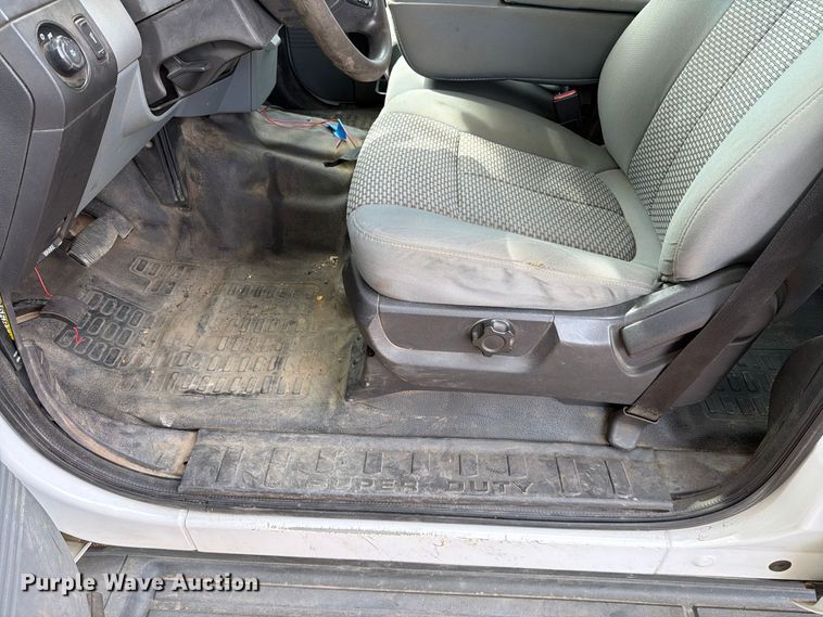image for item FT6693 2013 Ford F350 Super Duty Crew Cab pickup truck cab and chassis