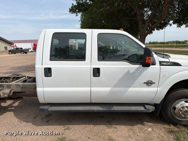 image for item FT6693 2013 Ford F350 Super Duty Crew Cab pickup truck cab and chassis