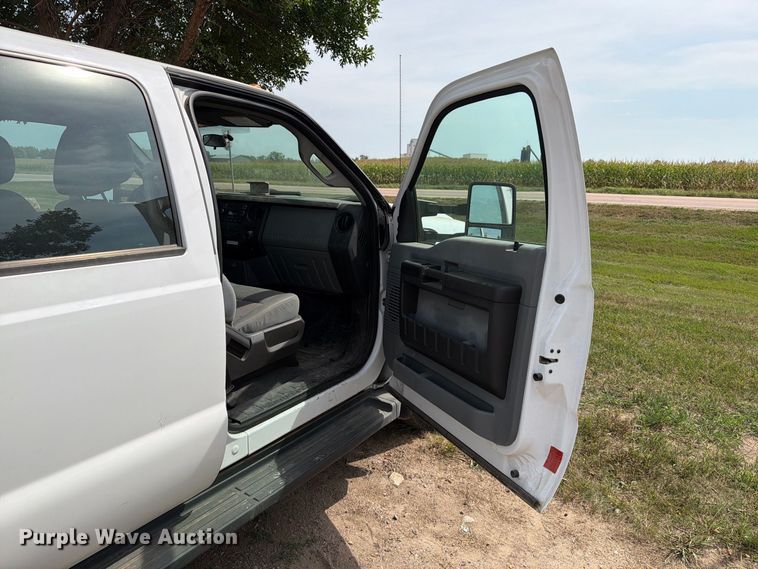 image for item FT6693 2013 Ford F350 Super Duty Crew Cab pickup truck cab and chassis