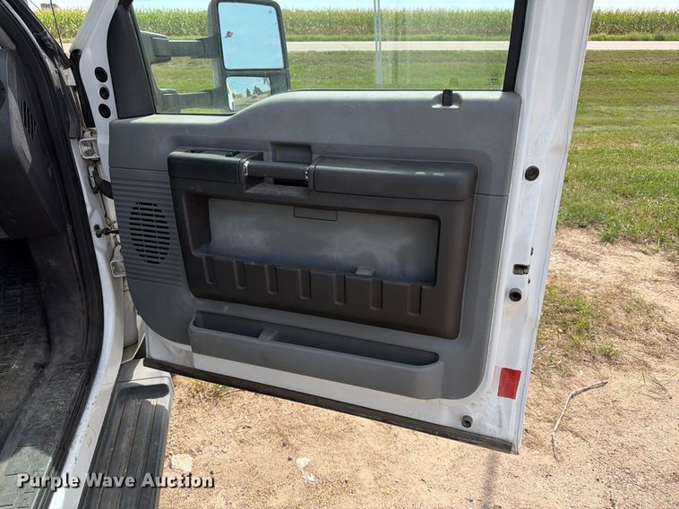 image for item FT6693 2013 Ford F350 Super Duty Crew Cab pickup truck cab and chassis