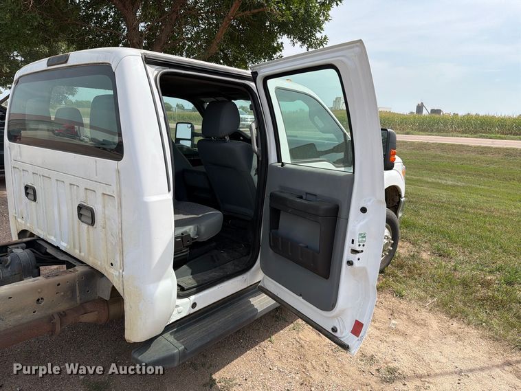 image for item FT6693 2013 Ford F350 Super Duty Crew Cab pickup truck cab and chassis
