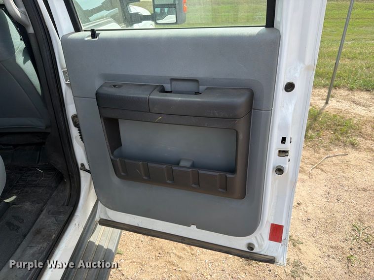 image for item FT6693 2013 Ford F350 Super Duty Crew Cab pickup truck cab and chassis