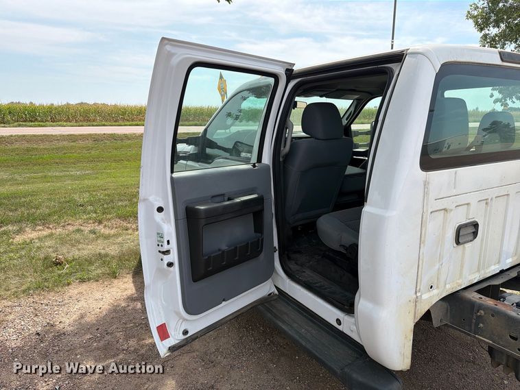 image for item FT6693 2013 Ford F350 Super Duty Crew Cab pickup truck cab and chassis