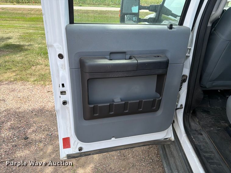 image for item FT6693 2013 Ford F350 Super Duty Crew Cab pickup truck cab and chassis