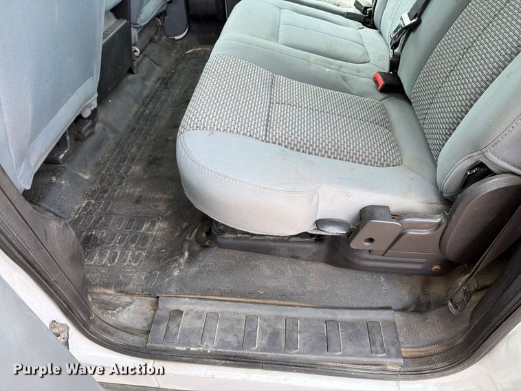 image for item FT6693 2013 Ford F350 Super Duty Crew Cab pickup truck cab and chassis