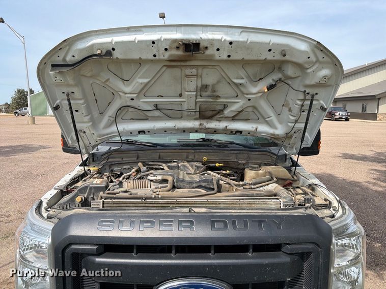 image for item FT6693 2013 Ford F350 Super Duty Crew Cab pickup truck cab and chassis