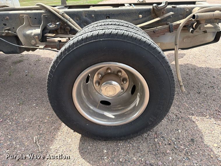 image for item FT6693 2013 Ford F350 Super Duty Crew Cab pickup truck cab and chassis