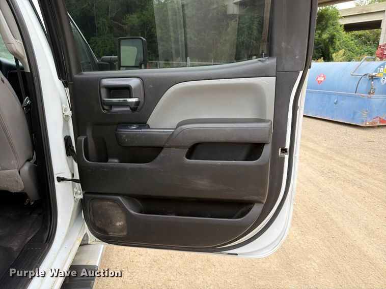 image for item FU4583 2017 GMC Sierra 2500HD Crew Cab pickup truck