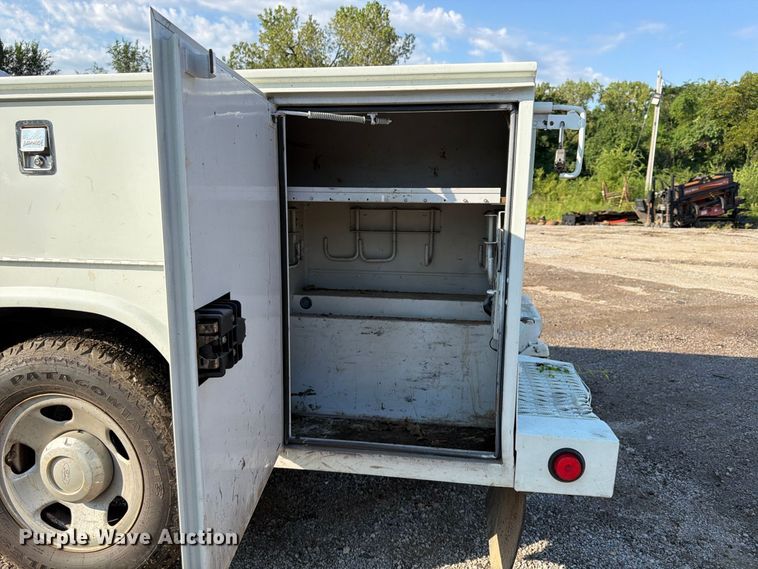 image for item FU4589 2008 Ford F350 Super Duty Crew Cab utility bed pickup truck