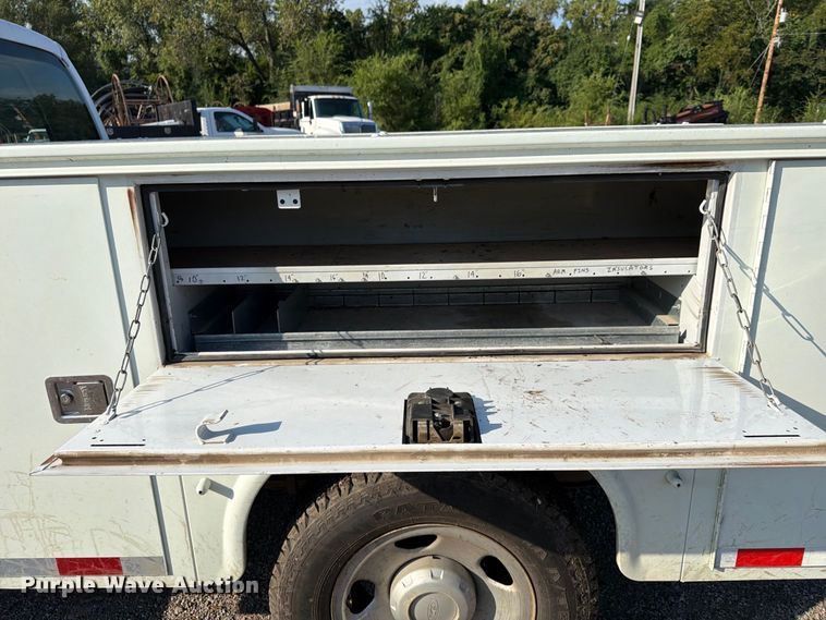 image for item FU4589 2008 Ford F350 Super Duty Crew Cab utility bed pickup truck