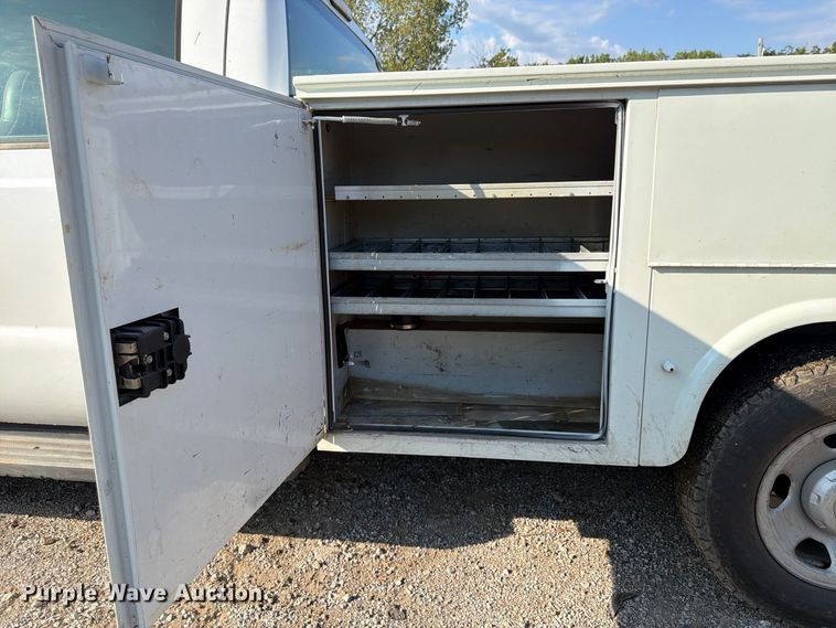 image for item FU4589 2008 Ford F350 Super Duty Crew Cab utility bed pickup truck
