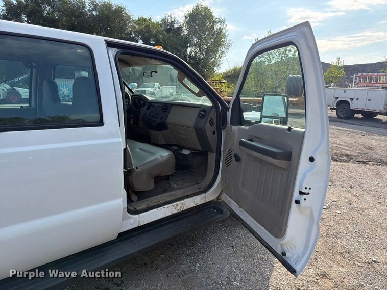 image for item FU4589 2008 Ford F350 Super Duty Crew Cab utility bed pickup truck