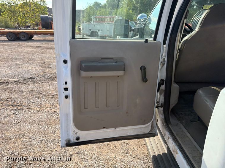 image for item FU4589 2008 Ford F350 Super Duty Crew Cab utility bed pickup truck