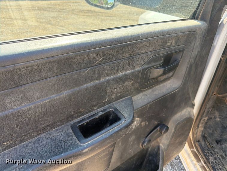 image for item FU4590 2016 RAM 3500 flatbed pickup truck