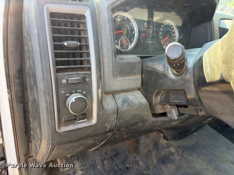 image for item FU4590 2016 RAM 3500 flatbed pickup truck