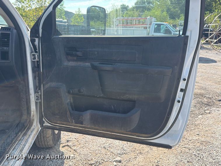 image for item FU4590 2016 RAM 3500 flatbed pickup truck