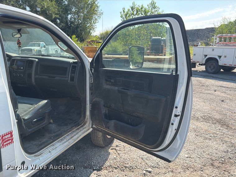 image for item FU4590 2016 RAM 3500 flatbed pickup truck