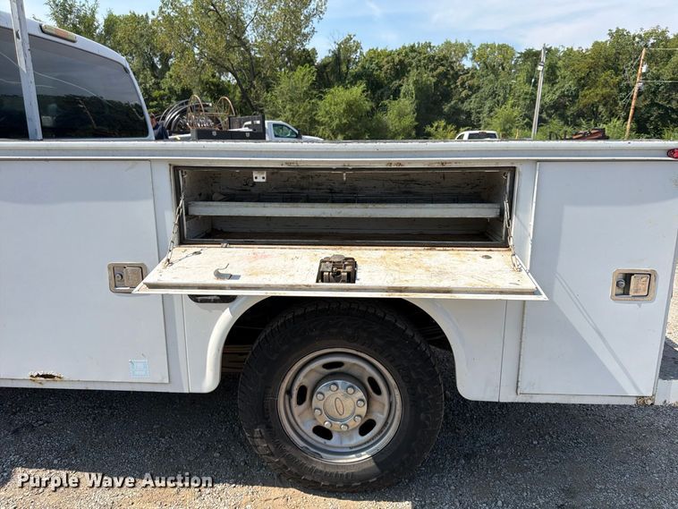 image for item FU4592 2013 Ford F250 Super Duty utility bed pickup truck