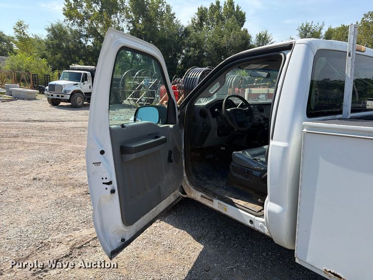 image for item FU4592 2013 Ford F250 Super Duty utility bed pickup truck