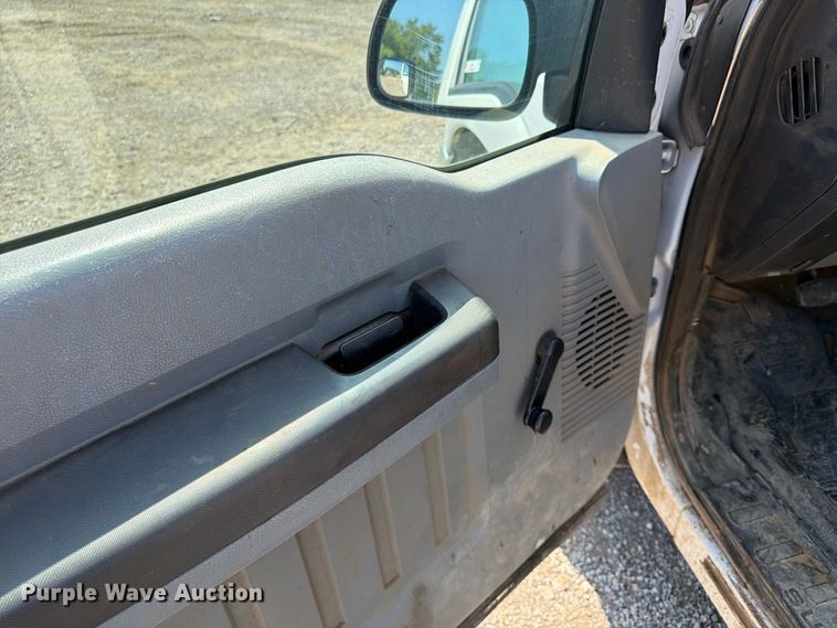 image for item FU4592 2013 Ford F250 Super Duty utility bed pickup truck