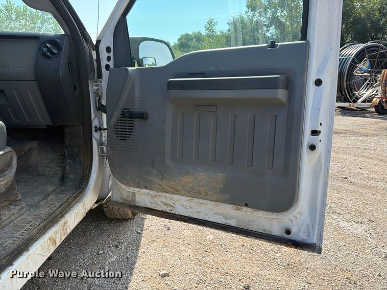 image for item FU4592 2013 Ford F250 Super Duty utility bed pickup truck