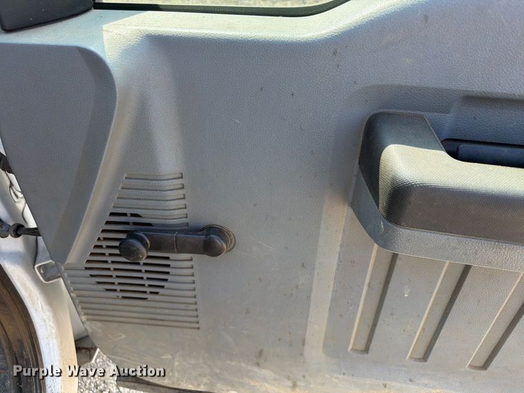 image for item FU4592 2013 Ford F250 Super Duty utility bed pickup truck