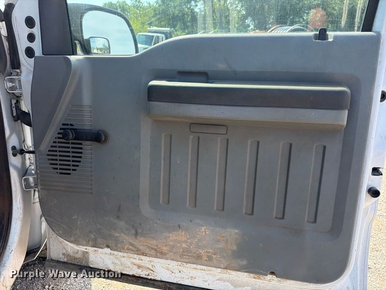 image for item FU4592 2013 Ford F250 Super Duty utility bed pickup truck