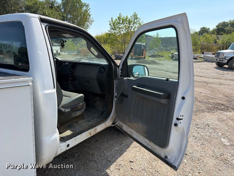 image for item FU4592 2013 Ford F250 Super Duty utility bed pickup truck