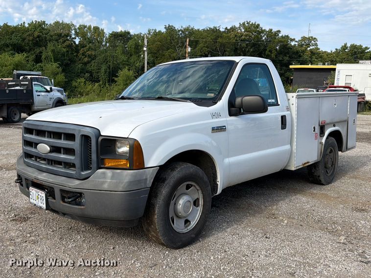 image for item FU4593 2006 Ford F250 Super Duty XL utility bed pickup truck
