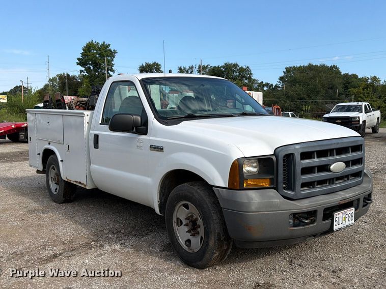image for item FU4593 2006 Ford F250 Super Duty XL utility bed pickup truck