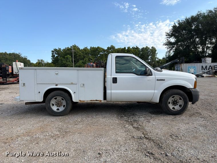 image for item FU4593 2006 Ford F250 Super Duty XL utility bed pickup truck