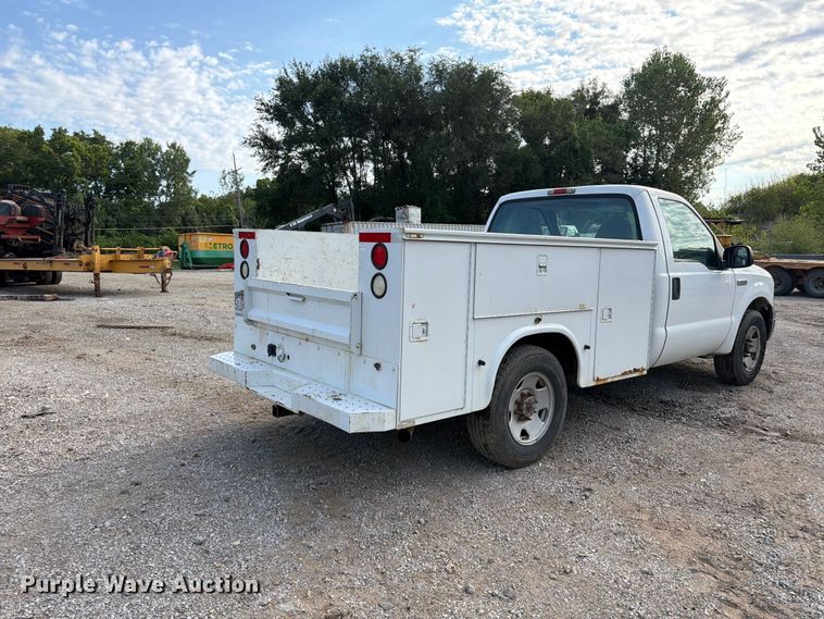 image for item FU4593 2006 Ford F250 Super Duty XL utility bed pickup truck