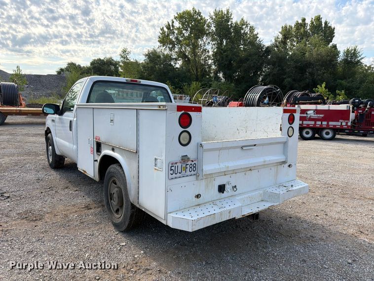 image for item FU4593 2006 Ford F250 Super Duty XL utility bed pickup truck
