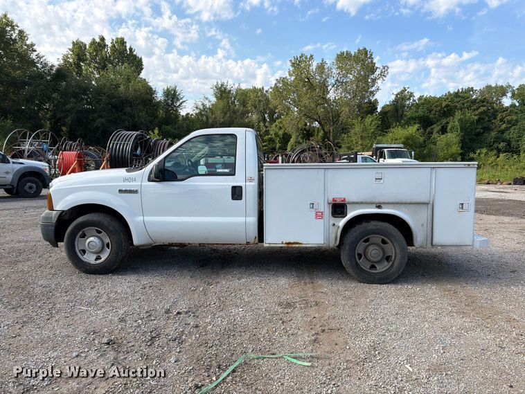 image for item FU4593 2006 Ford F250 Super Duty XL utility bed pickup truck