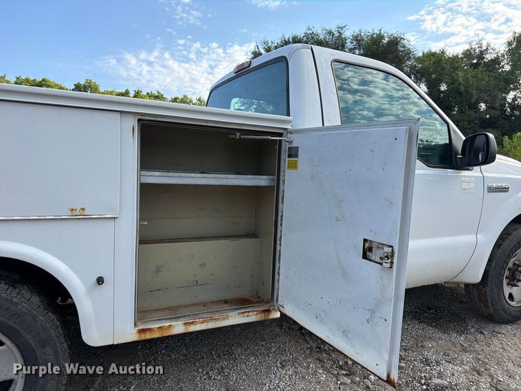 image for item FU4593 2006 Ford F250 Super Duty XL utility bed pickup truck