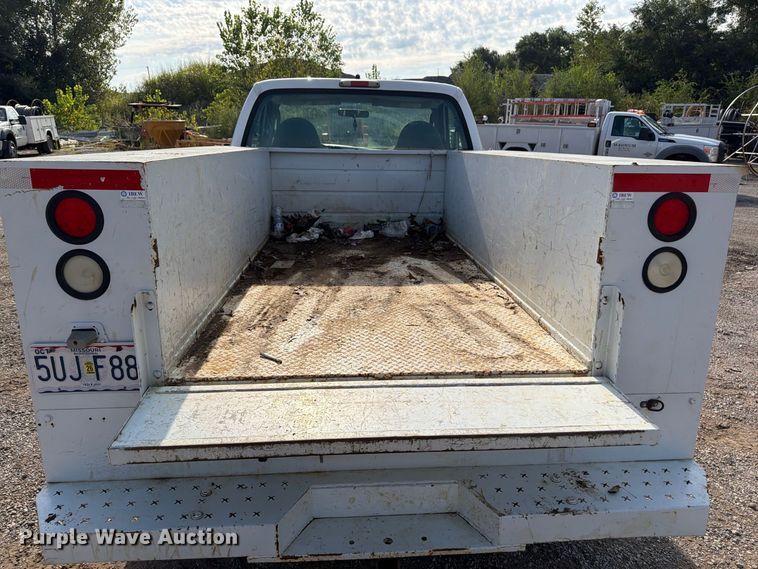 image for item FU4593 2006 Ford F250 Super Duty XL utility bed pickup truck