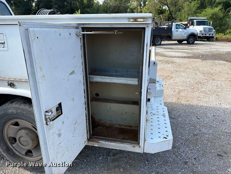 image for item FU4593 2006 Ford F250 Super Duty XL utility bed pickup truck