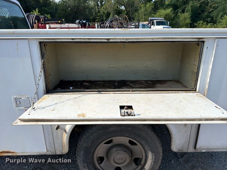 image for item FU4593 2006 Ford F250 Super Duty XL utility bed pickup truck