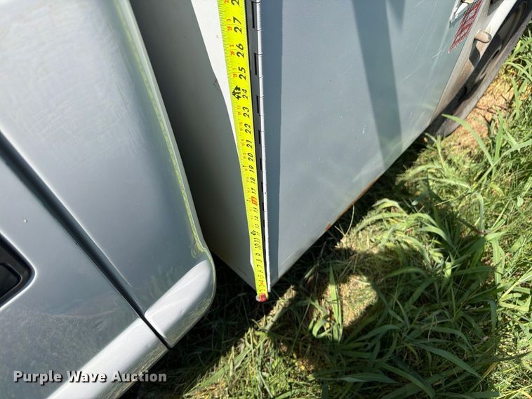 image for item FU4593 2006 Ford F250 Super Duty XL utility bed pickup truck