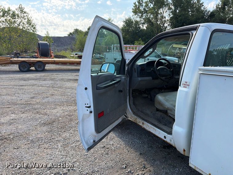 image for item FU4593 2006 Ford F250 Super Duty XL utility bed pickup truck