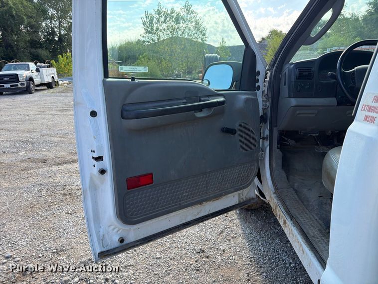 image for item FU4593 2006 Ford F250 Super Duty XL utility bed pickup truck