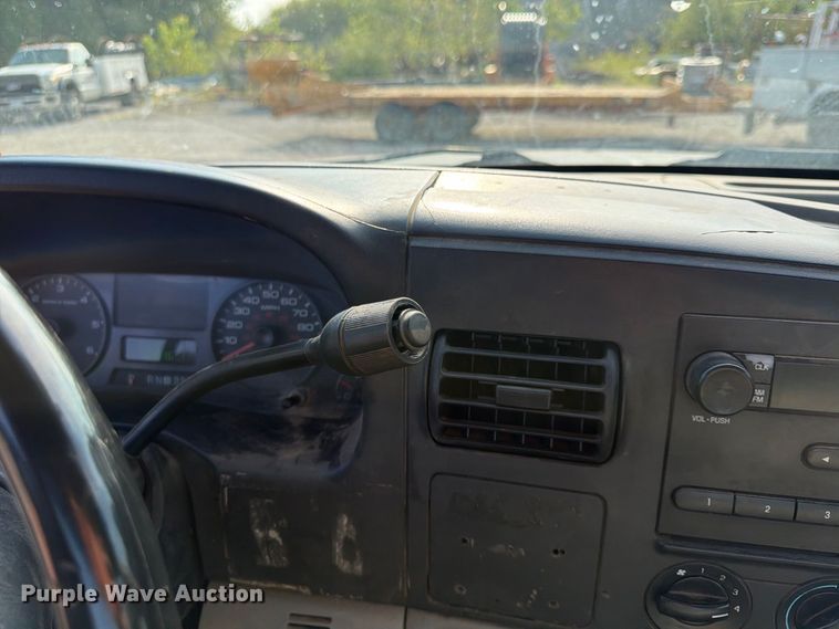 image for item FU4593 2006 Ford F250 Super Duty XL utility bed pickup truck