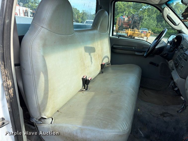 image for item FU4593 2006 Ford F250 Super Duty XL utility bed pickup truck