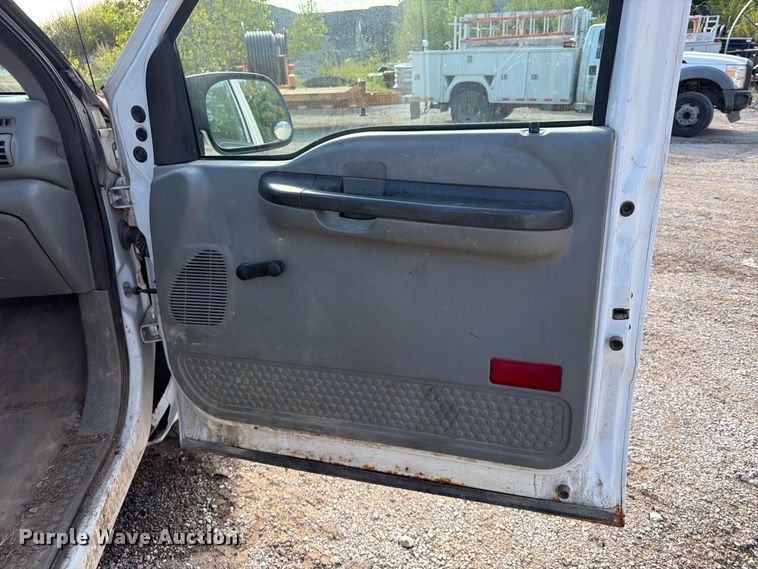 image for item FU4593 2006 Ford F250 Super Duty XL utility bed pickup truck