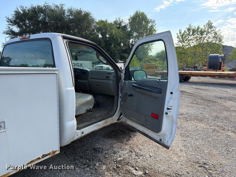 image for item FU4593 2006 Ford F250 Super Duty XL utility bed pickup truck