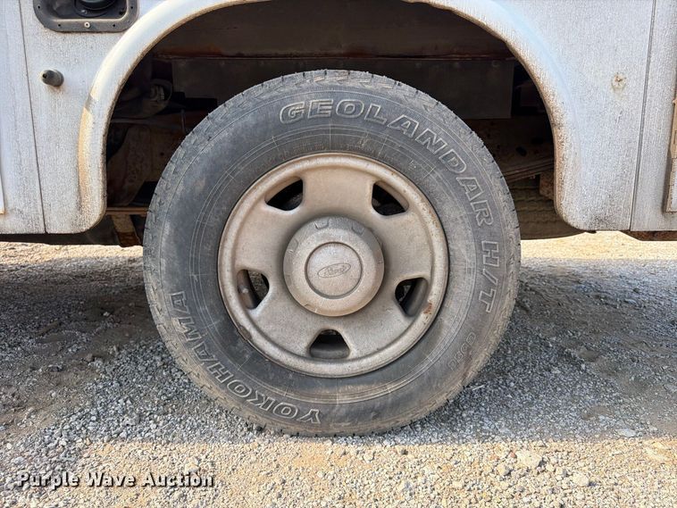 image for item FU4593 2006 Ford F250 Super Duty XL utility bed pickup truck